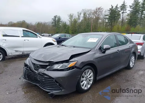 2020 Toyota Camry Le z USA, uszkodzony, nr VIN 4T1C11AK9LU996830